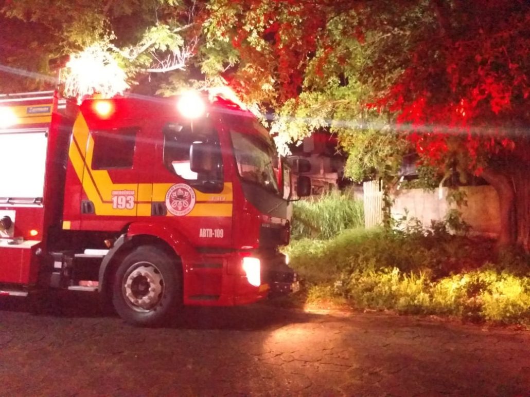 Incêndio em edificação abandonada é controlado por bombeiros em Tubarão ...