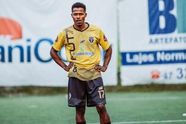 Jogador de futebol sofre infarto e morre durante partida; assista